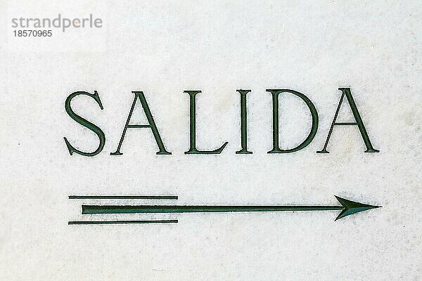 Einfaches Marmorkartell mit dem Wort Salida (Ausfahrt auf Spanisch)