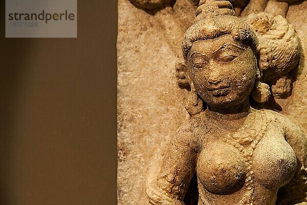 Indische Tänzerinnenstatue aus Marmor  11. Jahrhundert n. Chr