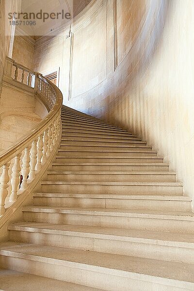 Alte Treppe aus reinem weißen Marmor