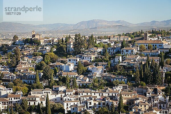 Spanien  Region Andalusien  Granada Stadtpanorama vom Aussichtspunkt Alhambra  Europa