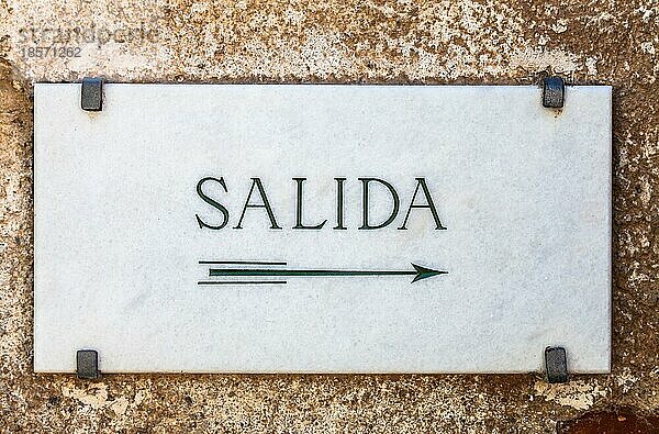 Einfaches Marmorkartell mit dem Wort Salida (Ausfahrt auf Spanisch)