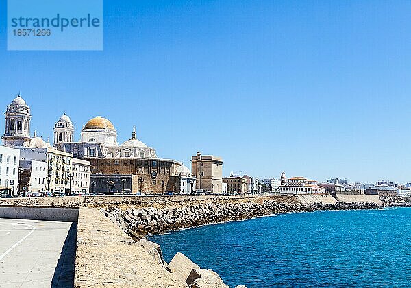Ein sonniger Tag mit tiefblauem Himmel in Cádiz  Region Andalusien  Südspanien