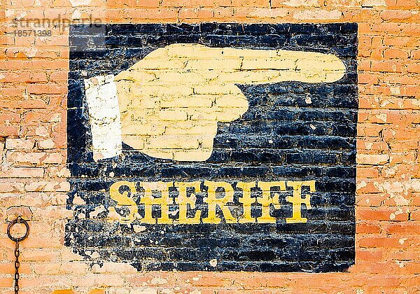 Sheriff Graffiti auf einer alten Backsteinmauer. Konzept für Sicherheit
