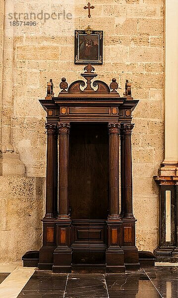 Innenraum einer katholischen Kirche: Detail eines Beichtstuhls  150 Jahre alt  aus Holz