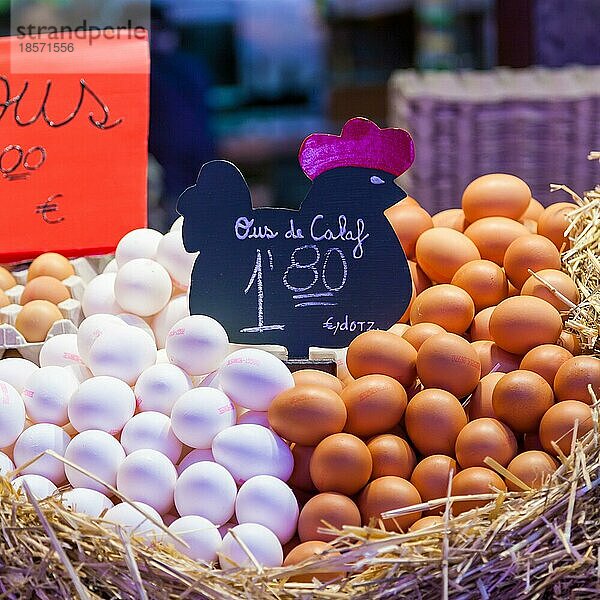 Innenansicht eines belebten Lebensmittelmarktes  mit Detail der Eiergruppe