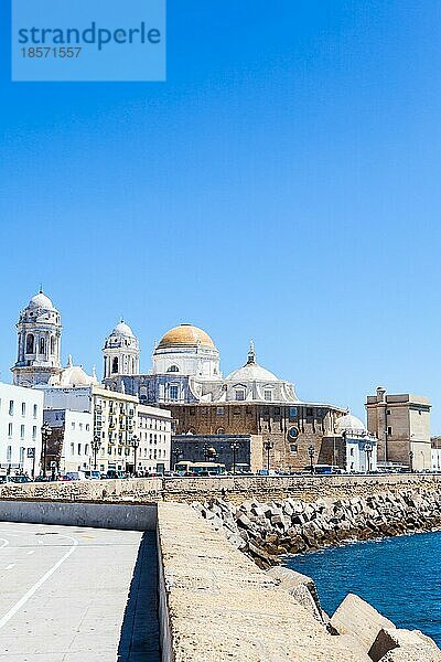 Ein sonniger Tag mit tiefblauem Himmel in Cádiz  Region Andalusien  Südspanien