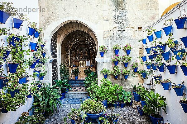 Cordoba  Region Andalusien  Spanien. Eine alte Kirche mit dem traditionellen Blumenschmuck der Stadt