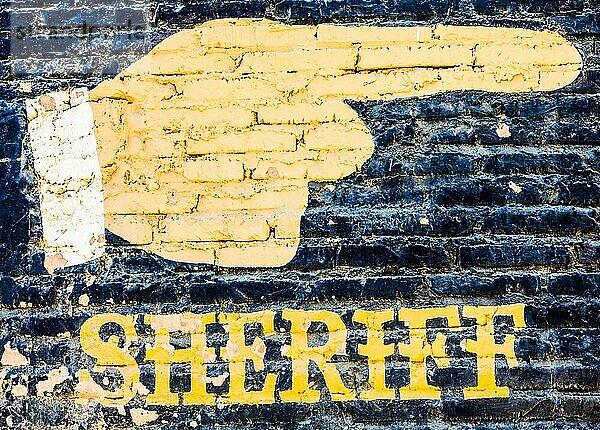 Sheriff Graffiti auf einer alten Backsteinmauer. Konzept für Sicherheit