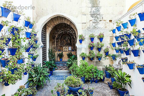 Cordoba  Region Andalusien  Spanien. Eine alte Kirche mit dem traditionellen Blumenschmuck der Stadt