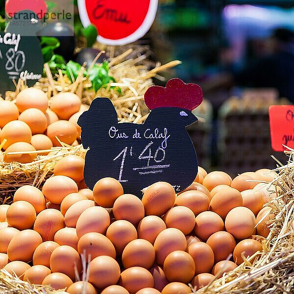 Innenansicht eines belebten Lebensmittelmarktes  mit Detail der Eiergruppe
