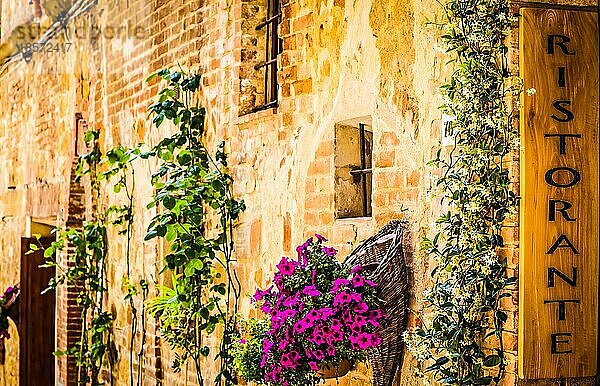 Toskana  Italien. Besichtigung eines italienischen Restaurants in einem traditionellen kleinen Dorf im Val Orcia