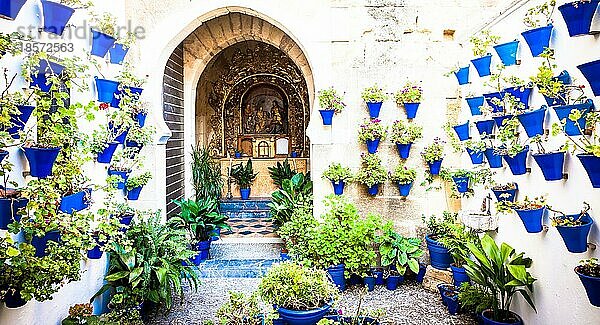 Cordoba  Region Andalusien  Spanien. Eine alte Kirche mit dem traditionellen Blumenschmuck der Stadt