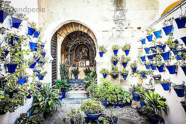 Cordoba  Region Andalusien  Spanien. Eine alte Kirche mit dem traditionellen Blumenschmuck der Stadt