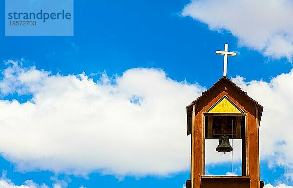 Alte Glocke auf dem Dach einer christlichen Kirche in Südspanien