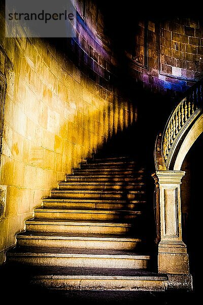 Alte Treppe aus reinem weißen Marmor in gotischer Stimmung
