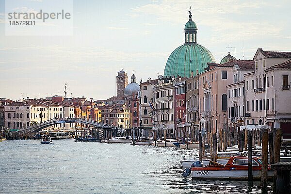 Traditioneller Kanal in Venedig von einem der schönsten Aussichtspunkte