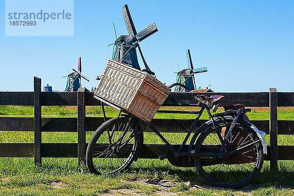 Klares und traditionelles Wahrzeichen für Holland: Fahrrad und Mühlen