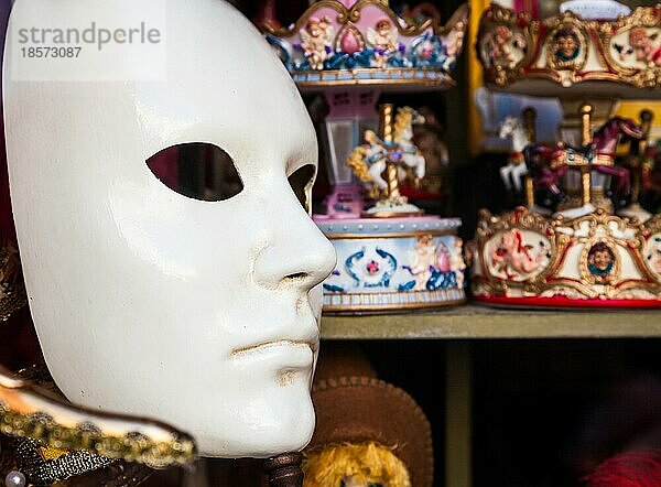 Venedig  Italien. Detail einer originalen und traditionellen venezianischen Maske