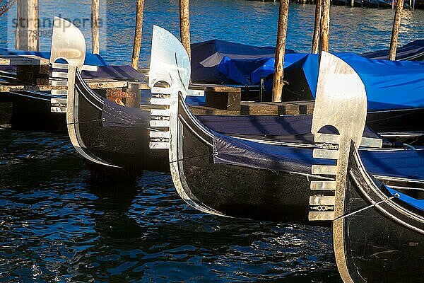 Die Gondel ist ein traditionelles venezianisches Ruderboot mit flachem Boden  ein sehr berühmtes Wahrzeichen der Stadt Venedig