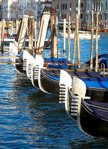 Die Gondel ist ein traditionelles venezianisches Ruderboot mit flachem Boden  ein sehr berühmtes Wahrzeichen der Stadt Venedig