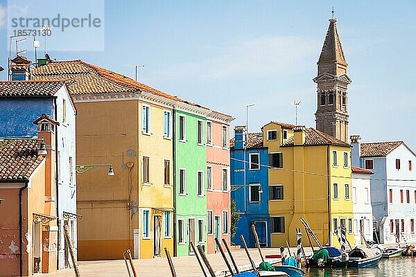 Die Insel Burano  in der Nähe von Venedig. Traditionelle farbige Häuser an einem sonnigen Tag