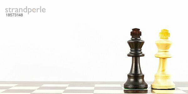 Konzept für die Herausforderung mit eleganten Schachfiguren im Stauton Stil