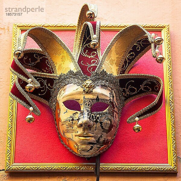Traditionelle venezianische Maske auf altem Wandhintergrund