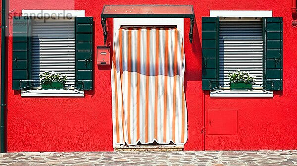 Die Insel Burano  in der Nähe von Venedig. Traditionelle farbige Häuser an einem sonnigen Tag