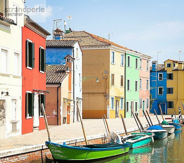 Die Insel Burano  in der Nähe von Venedig. Traditionelle farbige Häuser an einem sonnigen Tag