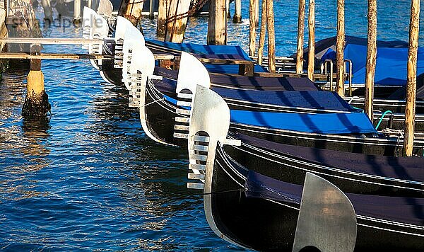 Die Gondel ist ein traditionelles venezianisches Ruderboot mit flachem Boden  ein sehr berühmtes Wahrzeichen der Stadt Venedig