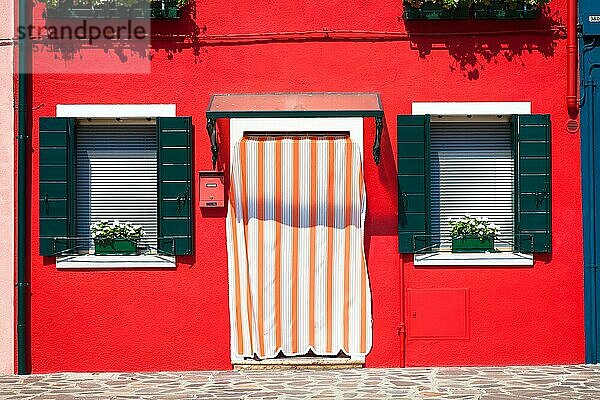 Die Insel Burano  in der Nähe von Venedig. Traditionelle farbige Häuser an einem sonnigen Tag