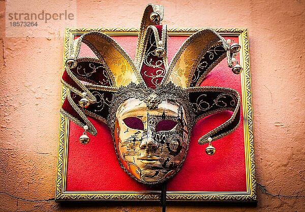 Traditionelle venezianische Maske auf altem Wandhintergrund
