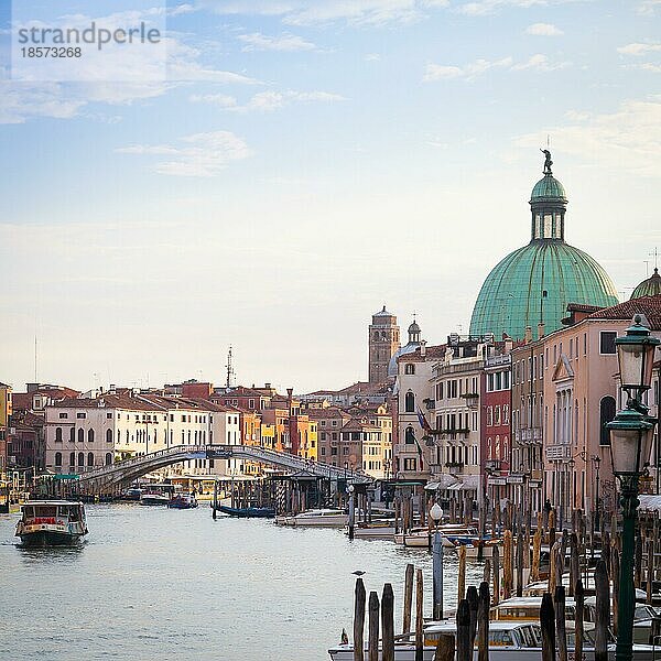 Traditioneller Kanal in Venedig von einem der schönsten Aussichtspunkte