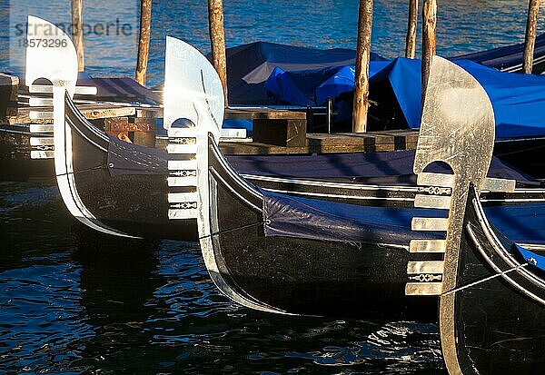 Die Gondel ist ein traditionelles venezianisches Ruderboot mit flachem Boden  ein Wahrzeichen der Stadt Venedig