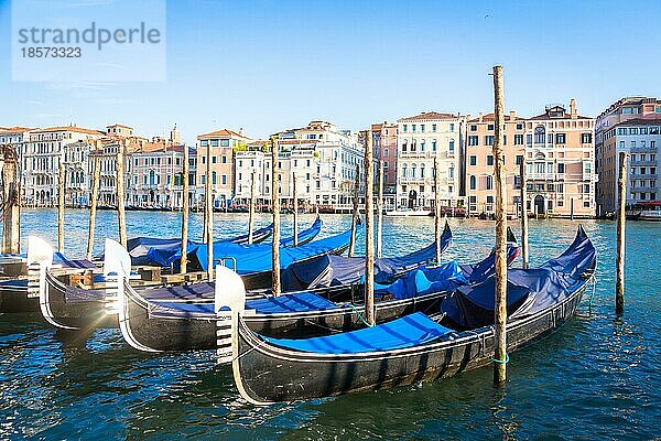 Die Gondel ist ein traditionelles venezianisches Ruderboot mit flachem Boden  ein sehr berühmtes Wahrzeichen der Stadt Venedig