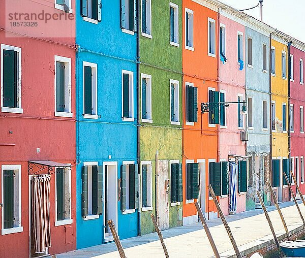 Die Insel Burano  in der Nähe von Venedig. Traditionelle farbige Häuser an einem sonnigen Tag