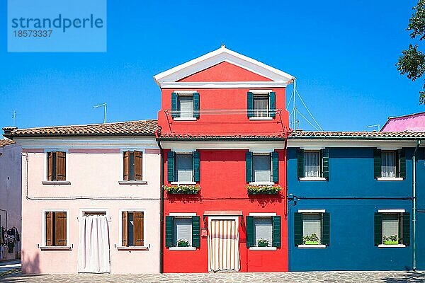 Die Insel Burano  in der Nähe von Venedig. Traditionelle farbige Häuser an einem sonnigen Tag