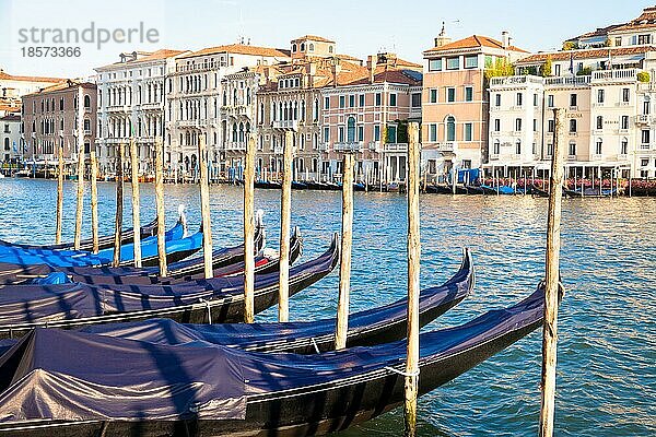 Die Gondel ist ein traditionelles venezianisches Ruderboot mit flachem Boden  ein Wahrzeichen der Stadt Venedig