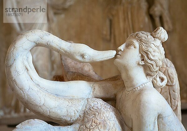 Marmor  130 n. Chr. Dem Mythos zufolge verkleidete sich Zeus als Schwan  um Leda zu verführen