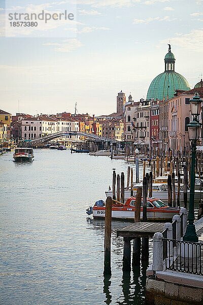 Traditioneller Kanal in Venedig von einem der schönsten Aussichtspunkte