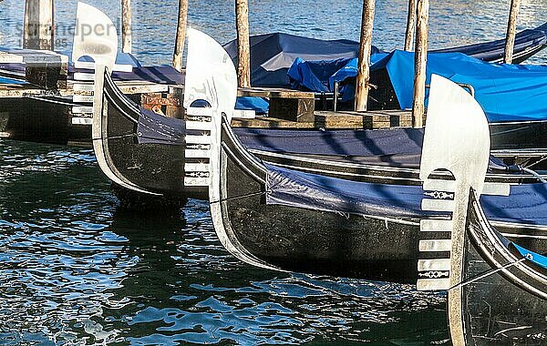 Die Gondel ist ein traditionelles venezianisches Ruderboot mit flachem Boden  ein sehr berühmtes Wahrzeichen der Stadt Venedig