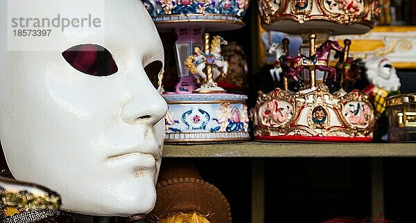 Venedig  Italien. Detail einer originalen und traditionellen venezianischen Maske