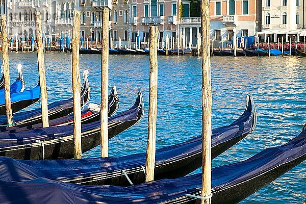 Die Gondel ist ein traditionelles venezianisches Ruderboot mit flachem Boden  ein sehr berühmtes Wahrzeichen der Stadt Venedig