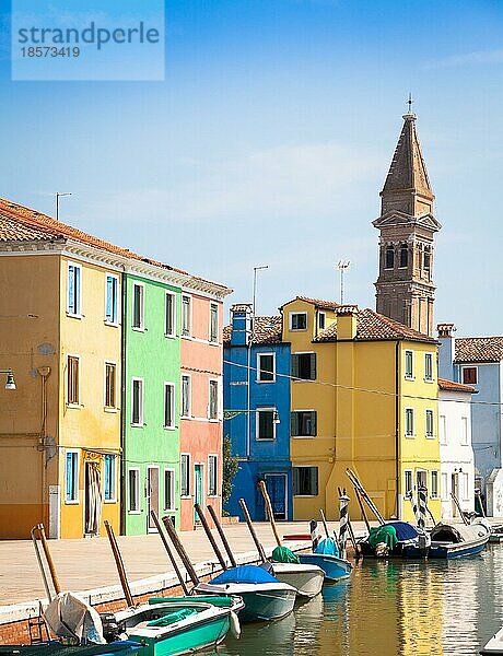 Die Insel Burano  in der Nähe von Venedig. Traditionelle farbige Häuser an einem sonnigen Tag