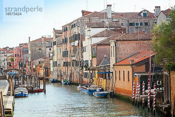 Traditioneller Kanal in Venedig von einem der schönsten Aussichtspunkte