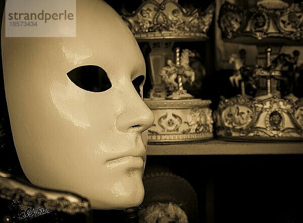 Venedig  Italien. Detail einer originalen und traditionellen venezianischen Maske