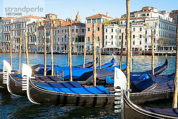 Die Gondel ist ein traditionelles venezianisches Ruderboot mit flachem Boden  ein sehr berühmtes Wahrzeichen der Stadt Venedig