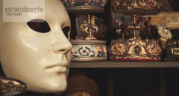 Venedig  Italien. Detail einer originalen und traditionellen venezianischen Maske