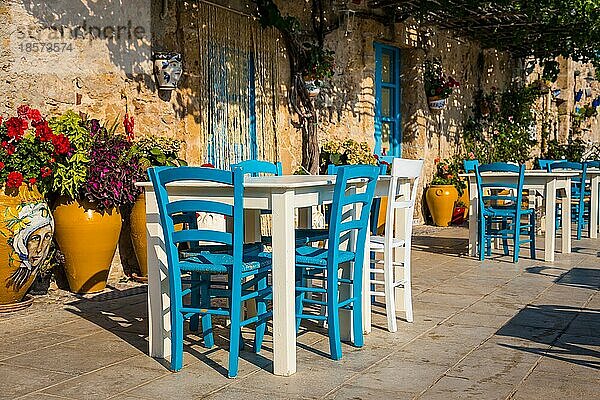 Tische und Stühle in einem traditionellen italienischen Restaurant in Marzamemi Sizilien an einem sonnigen Tag