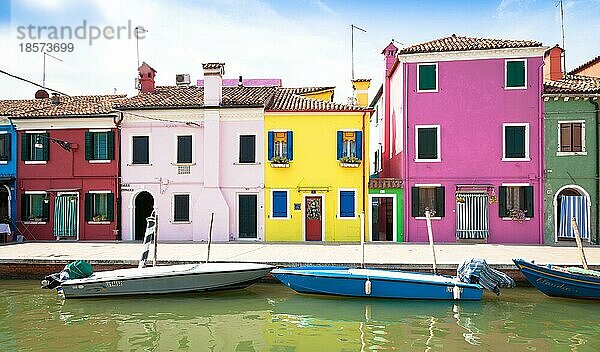 Die Insel Burano  in der Nähe von Venedig. Traditionelle farbige Häuser an einem sonnigen Tag